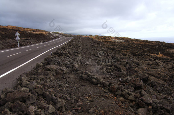 穿过<strong>熔岩流</strong>的道路