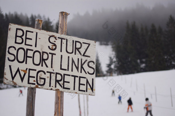 滑雪坡警示牌