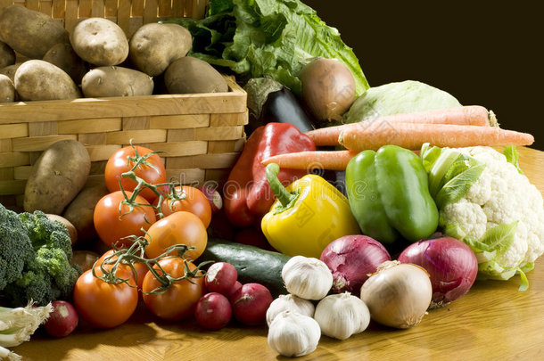 篮子周围的蔬菜