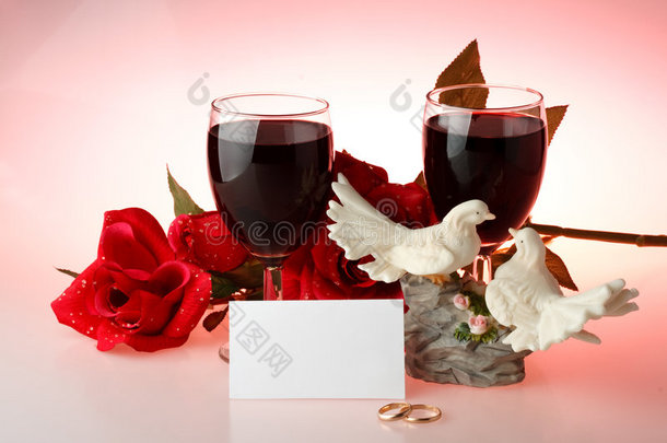 两杯葡萄酒，玫瑰和小雕像