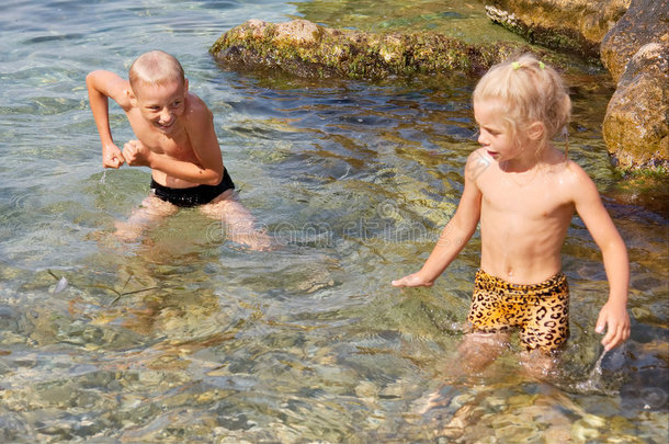 顽皮的男孩和女孩在水里玩耍
