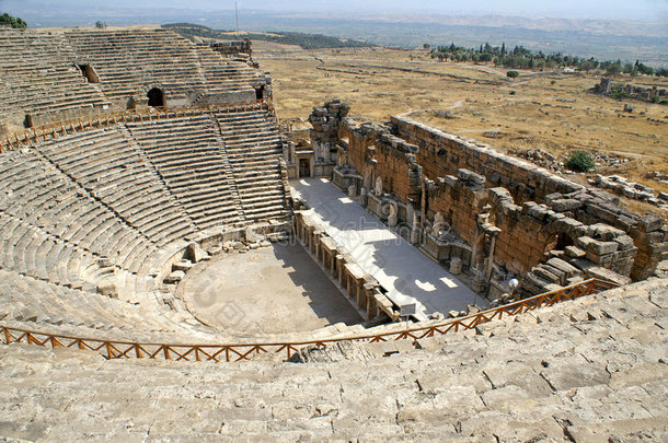 希拉波利斯帕穆卡莱附近的古代圆形剧场
