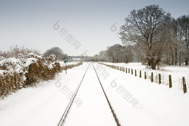 雪和铁路，<strong>淡</strong>蓝色的天空