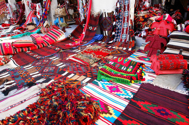 卡塔尔多哈瓦基夫市场的东方地毯