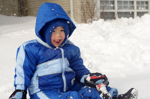 在雪地里玩耍