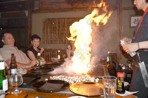 火焰：日本铁板烧餐厅场景。