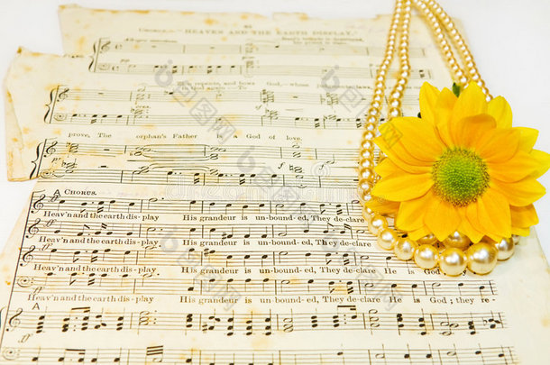 古老的古典音乐用珍珠和花谱曲