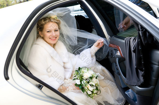 婚车上新娘的画像