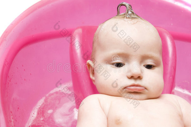 婴儿在洗澡