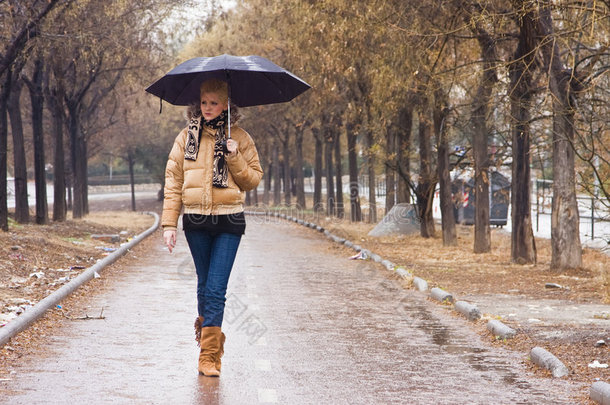 在雨中行走