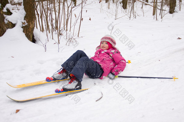 女孩越野滑雪<strong>摔倒了</strong>