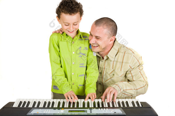 父子试着弹钢琴