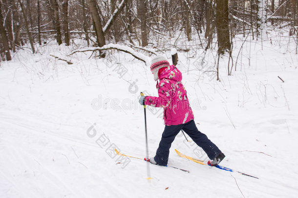 5岁女孩越野滑雪