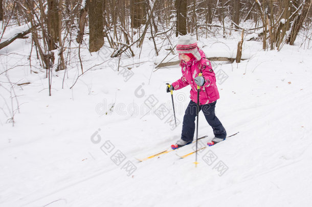5岁女孩越野<strong>滑雪</strong>