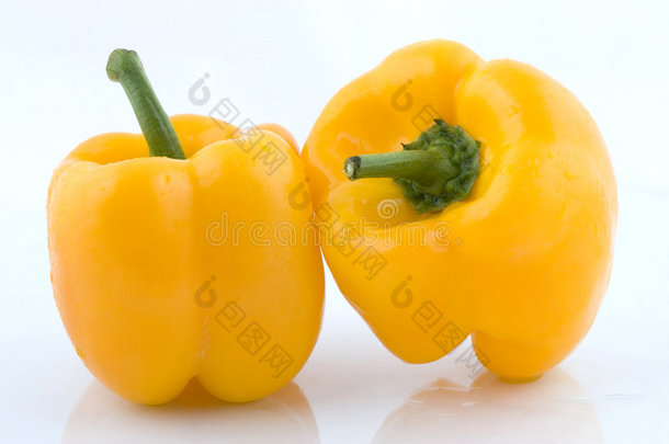 两个<strong>黄色</strong>的<strong>甜椒</strong>。