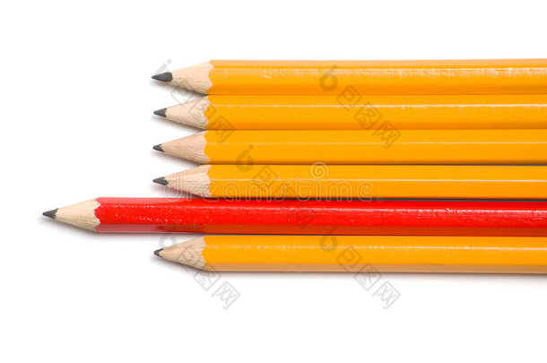黄色和红色铅笔指向左边