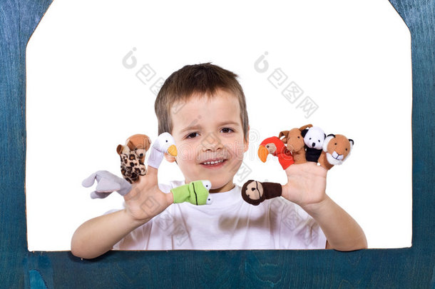 微笑的小孩玩木偶