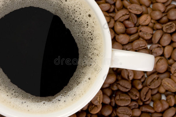 一杯咖啡和咖啡粒