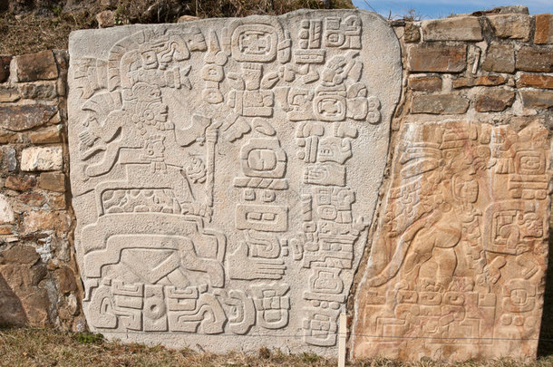 墙上的古代zapotec浮雕