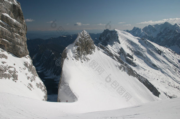 <strong>朱利安</strong>阿尔卑斯山的冬季登山者