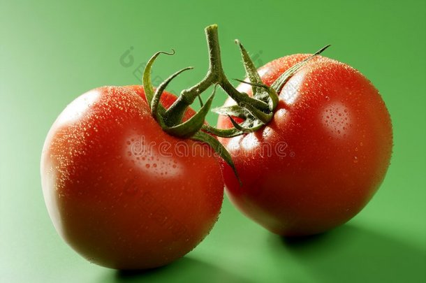 绿色背景上的红番茄宏