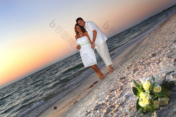 热带海滩新婚夫妇