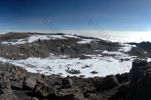 乞力马扎罗山山顶的冰山全景