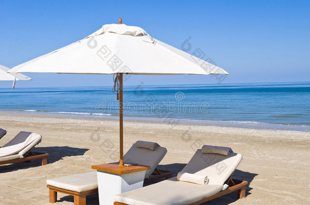 沙滩上的躺椅