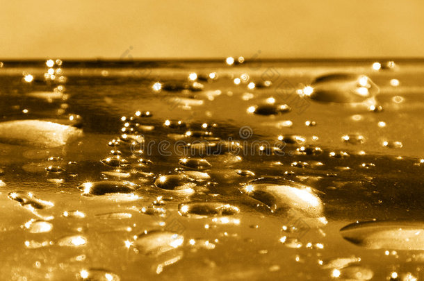 金色的水滴