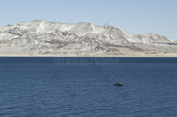 金字塔湖冬季场景