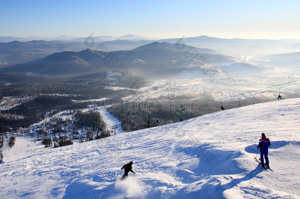 山顶上的滑雪者。