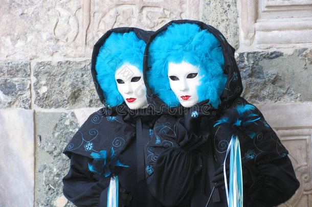 身着狂欢节服装和面具的双胞胎，意大利，威尼斯