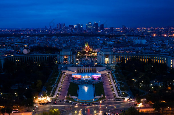 巴黎。从埃菲尔铁塔到拉德芬斯的夜景
