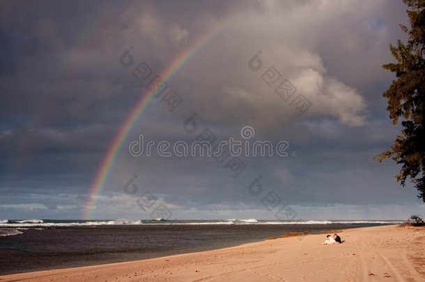 宽阔沙滩上的彩虹