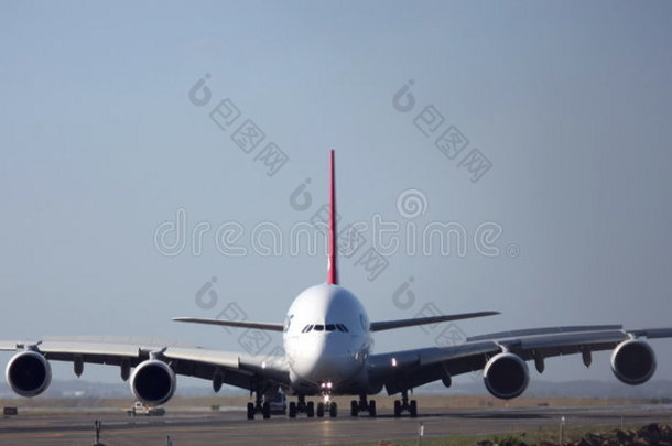 空中客车a380<strong>飞机跑道</strong>前视图