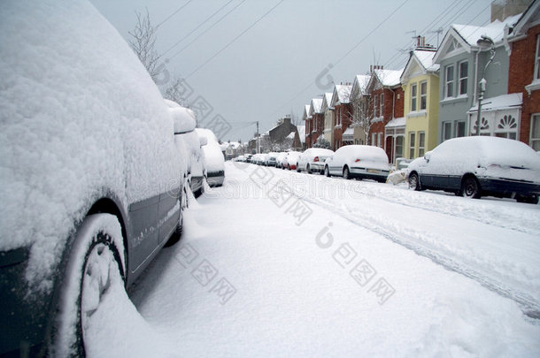 在下雪的居民街上停放的汽车