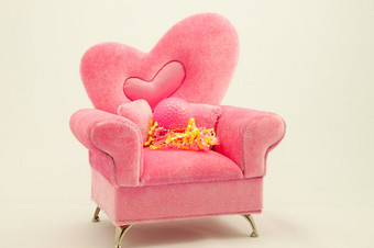 粉色扶手椅上的粉色高尔夫球图片