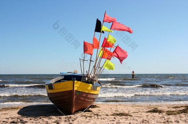 挂着旗子的旧渔船