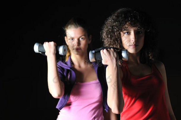 两个女人在健身俱乐部锻炼