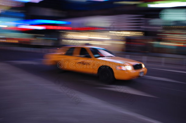 纽约黄色出租车驶过时代广场