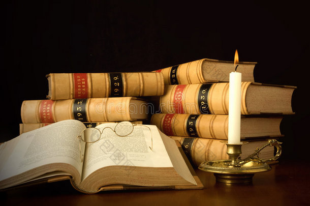 烛光下的法律书籍