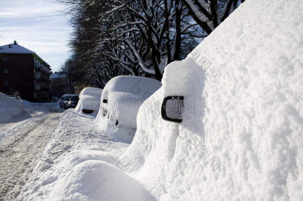 汽车被埋在雪地里，侧视镜