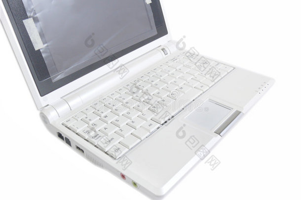 白色笔记本电脑，左侧显示白色键盘