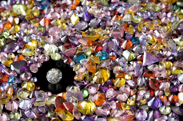 色彩斑斓的宝石环绕的单人钻石