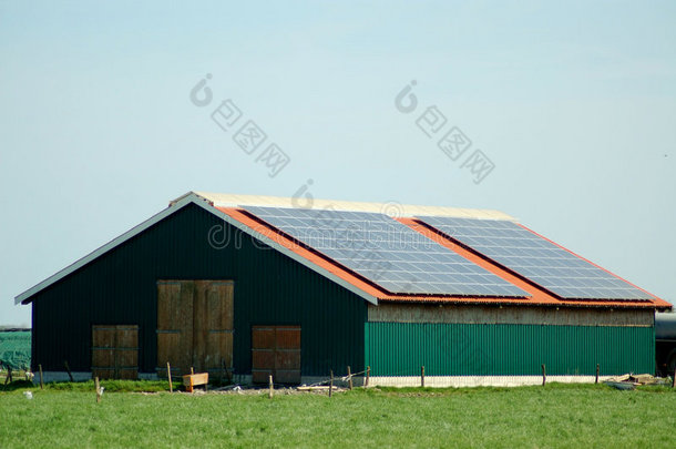 带太阳能电池的谷仓