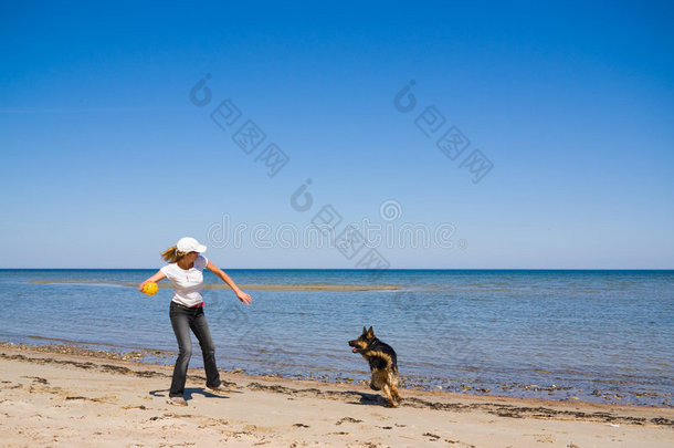 在海上嬉戏的女人和狗
