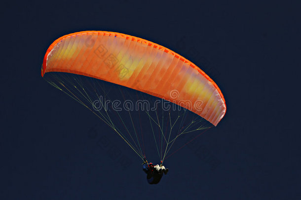 奥卢丹尼斯体育节上的蓝天滑翔伞