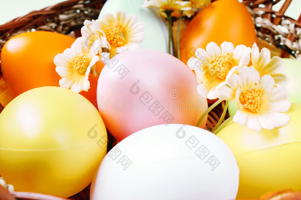 篮子里的鸡蛋和花