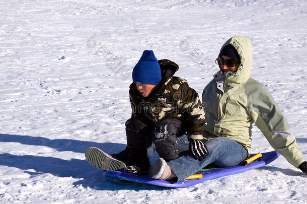 母子俩乘雪橇下山