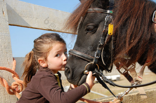 小女孩和她的小马